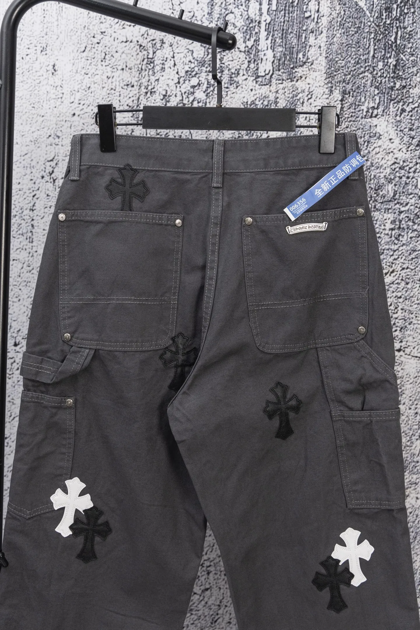 P270 CH Chromehearts black and white cross patchwork leather gray workwear jeans and logging pants, priced at 34W level, patchwork cross pattern embellishment, washed jeans! ! An absolutely high-end luxury product, a 1.9W-level god-level single product, a super popular product, made by top heavy industry, a magic weapon that cannot be missed! [About Zangyin] This is an extremely luxurious fashion brand that can also be called the aristocracy of the high street. It has always been an exclusive brand for some hipsters or rich second generations. Compared with ordinary high streets, it is more luxurious and noble. Compared with luxury brands, it is more fashionable and individual. It has always been a brand that I have a special liking for. [Top heavy industry fashion design] Consistently high-street luxury style. Speaking of this style, the Zangyin family and GU family are definitely the leading representative brands. Especially the Zangyin family has really achieved a state-of-the-art effect in creating high-street style. The unique washed material is used to create this style. The color system is already quite eye-catching. After it is decorated with patchwork cross flowers, it cleverly highlights the charm of the brand. Secondly, this style uses classic The high-waist cutting design highlights the long legs and fashionable temperament of the upper body. The brand is highly recognizable and the slim fit configuration is more suitable for daily wear. It is a product that interprets personality, fashion, and specifications at a glance. This single product is enough to make any fan excited. It can be a white T-shirt for a youthful college style, or a tight suspender for a royal style. It has strong matching ability and can be easily controlled by men.  [Materials and craftsmanship] Needless to say, this point goes without saying. As an excellent craftsman brand, Zangyin’s requirements for details and craftsmanship are really perfect. The washed color of this model has gone through so many processes, not to mention the embellishment of denim appliques. It is also purely hand-made and sewn. Just like what they believe in, only hand-made things have soul and have the meaning of wear. A top-notch heavy-duty fashionable denim item, I look forward to your perfect interpretation! !  Color: Gray Size: 28-36